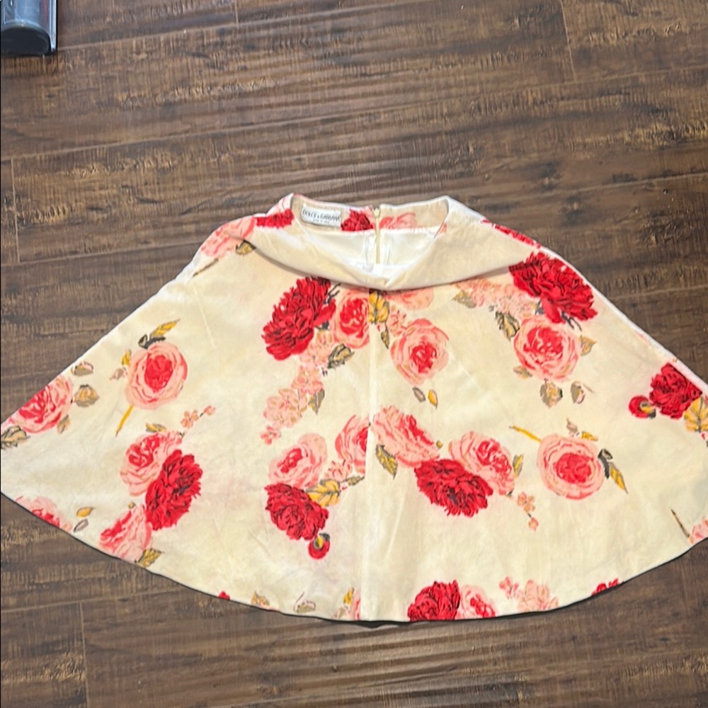 Dolce & Gabbana knees (above )skirt 
size 8 (us)